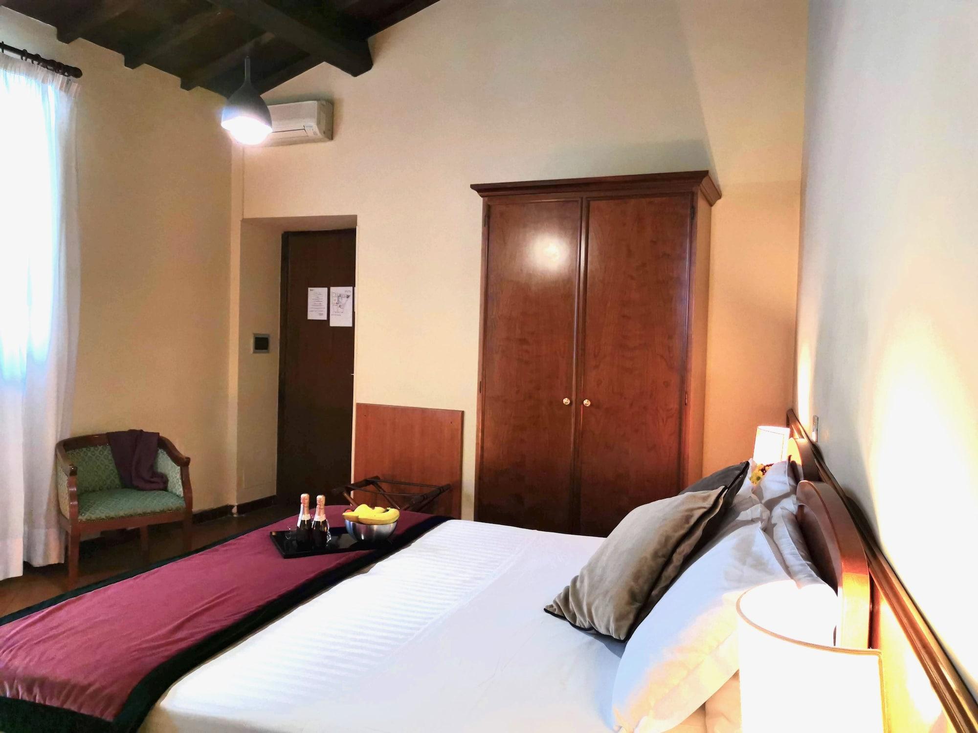 Teatro Di Pompeo Hotel Rome