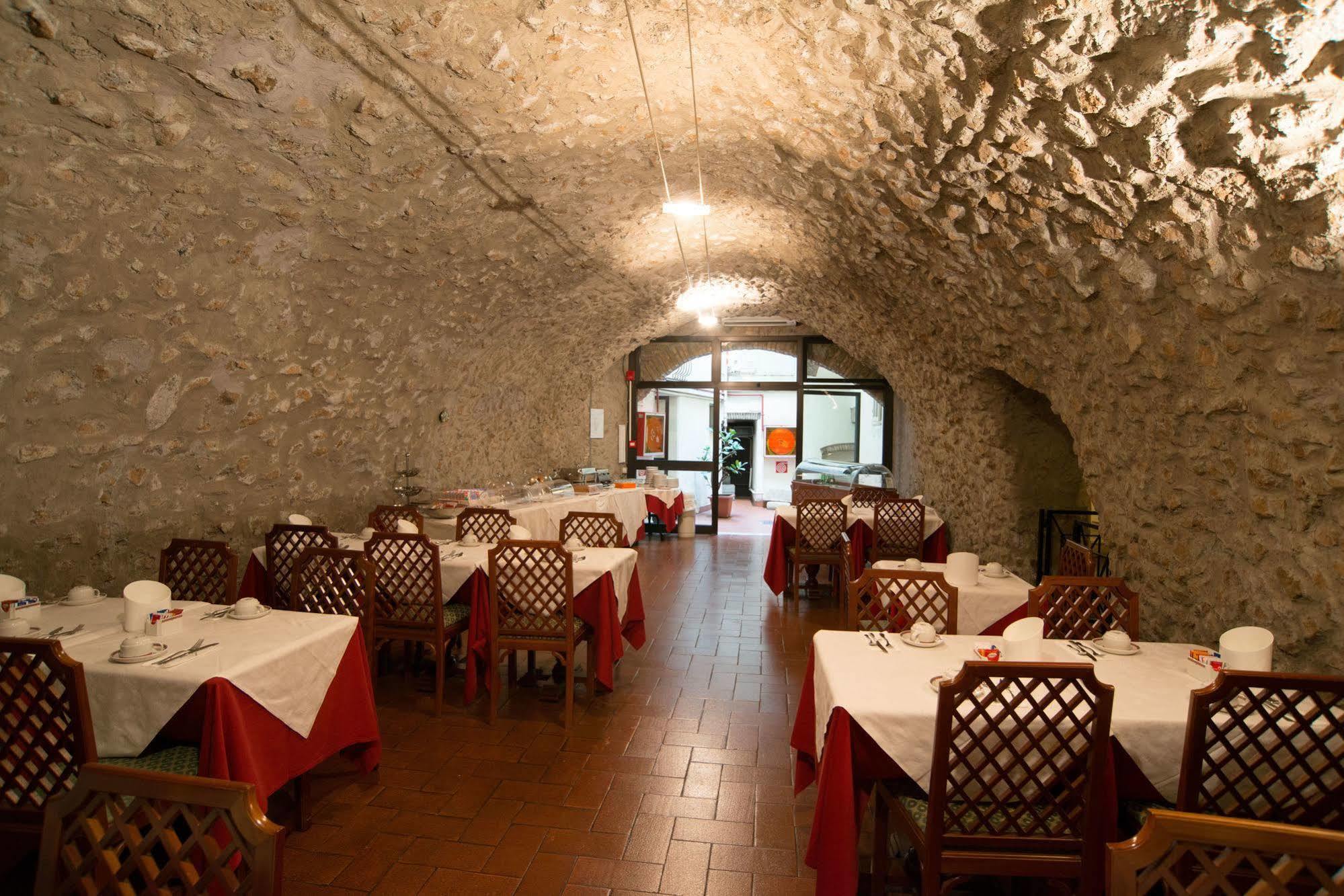 Hotel Teatro Di Pompeo 3*